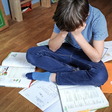 Schulkind verzweifelt an Hausaufgaben und will nicht lernen