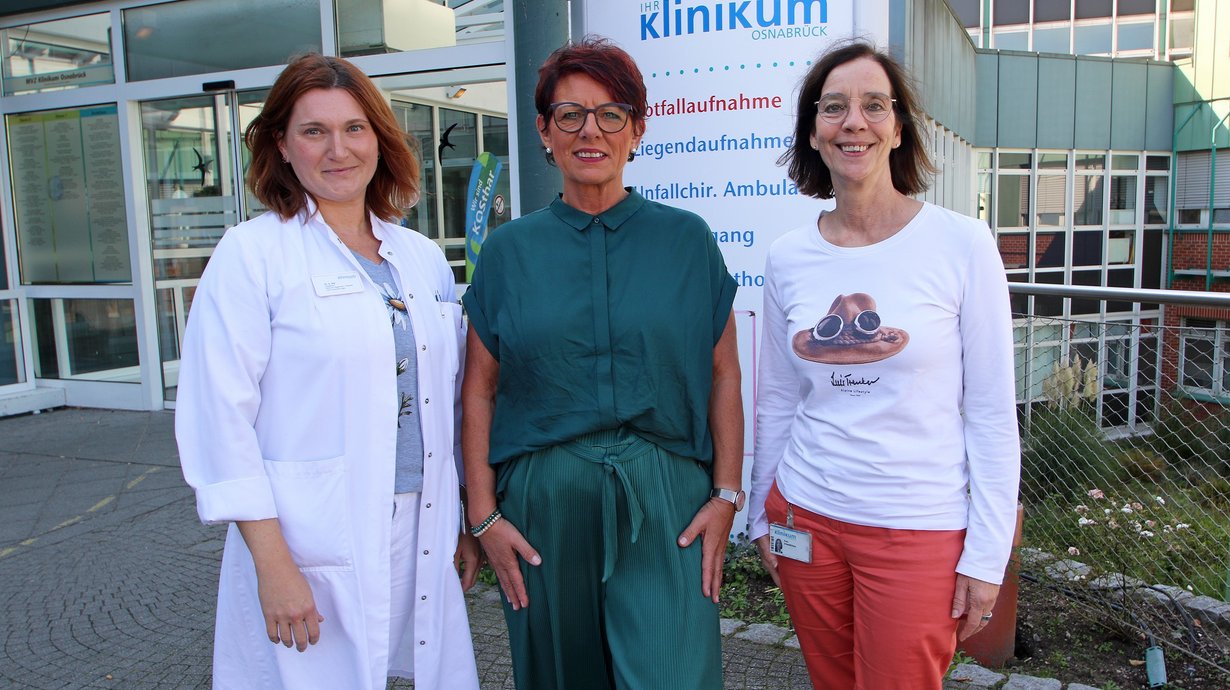 Gut gelaunt nach der Adipositas-Therapie: Katja Schmidt (M.) mit Dr. Anna Ditz (l.) und Sabine Schmidtchen vom Interdisziplinären Therapiezentrum Adipositas des Klinikums Osnabrück.