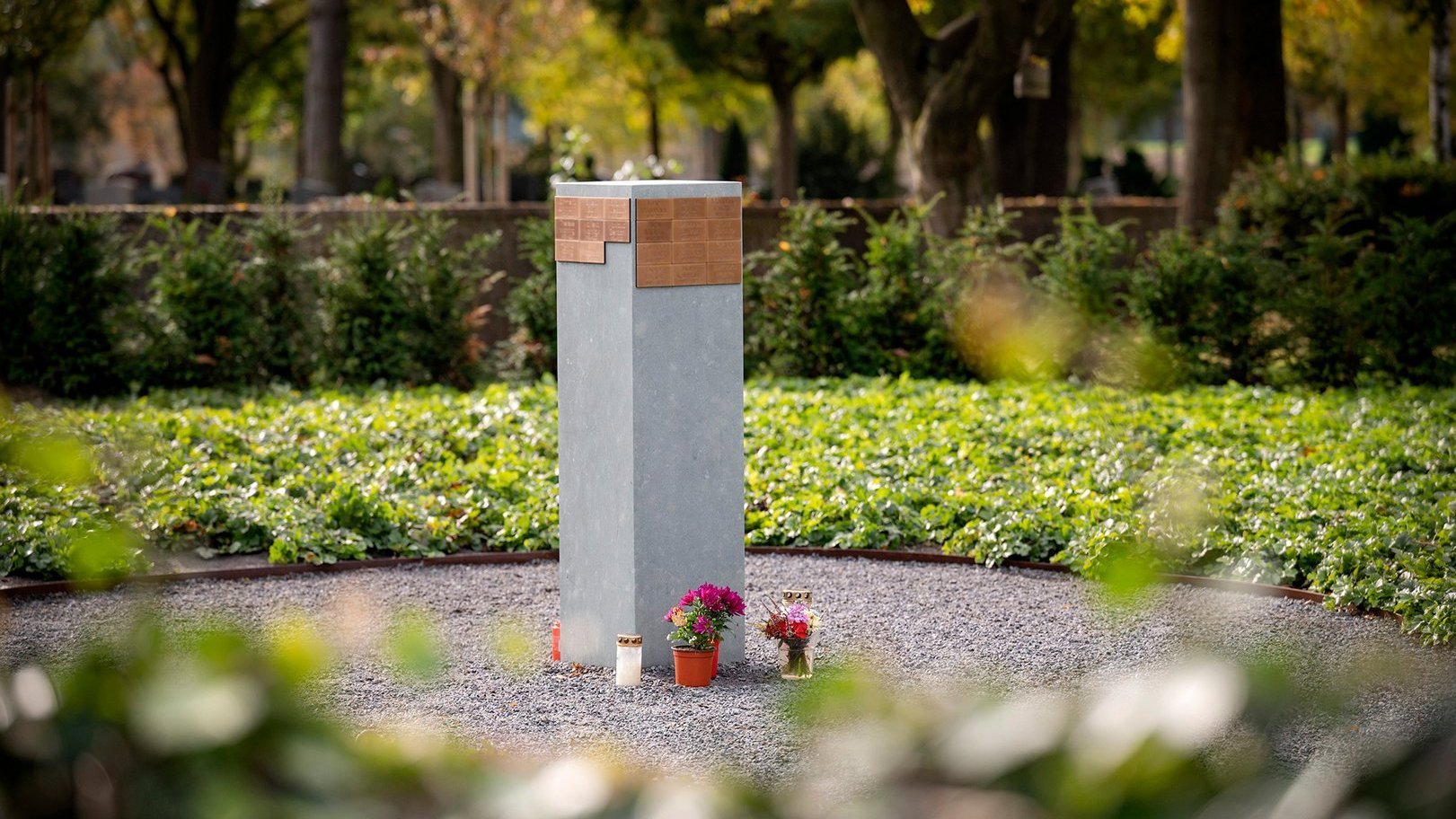 Urnenreihengrab in großer Gemeinschaftsanlage auf dem Friedhof Dodesheide