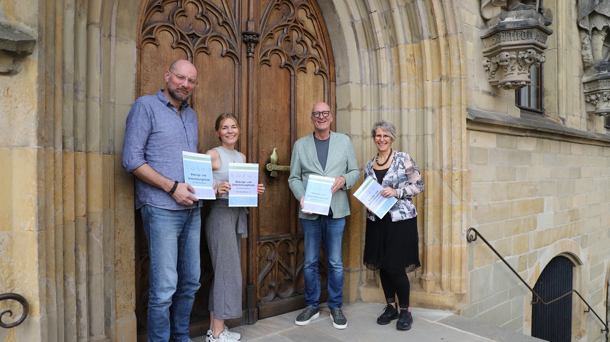 Von links nach rechts: Thorsten Jansing (Fachbereich Bildung, Schule, Sport) , Sophie Altmeppen-Bardelmeier (Projektmanagerin im Fachbereich Kinder, Jugendliche und Familien), Erster Stadtrat Wolfgang Beckermann und Ute Tromp (Fachdienstleiterin Bildung). 