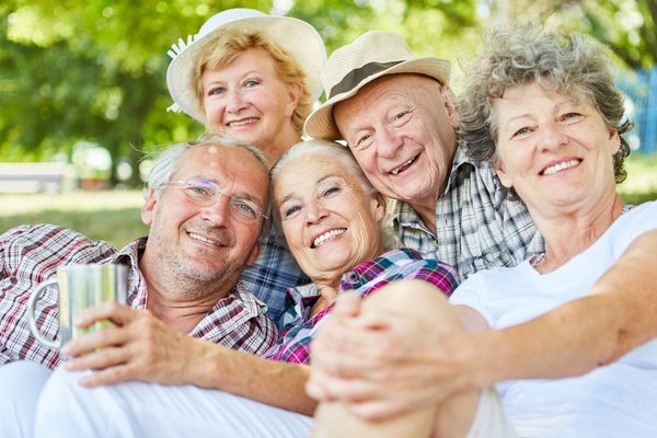 Eine Gruppe fröhlicher Senioren