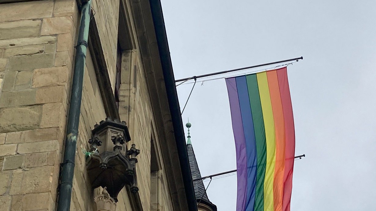 Am 17. Mai weht die Regenbogenflagge am Rathaus. Anlass ist der Internationale Tag gegen Homo-, Bi-, Inter- und Transfeindlichkeit (kurz: IdaHoBIT). 