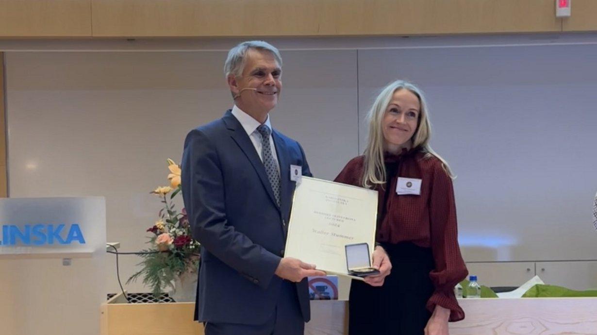 Prof. Dr. Walter Stummer bei der Verleihung des Olivecrona-Preis mit Prof. Margret Jensdottir, Präsidentin der Schwedischen Gesellschaft für Neurochirurgie.