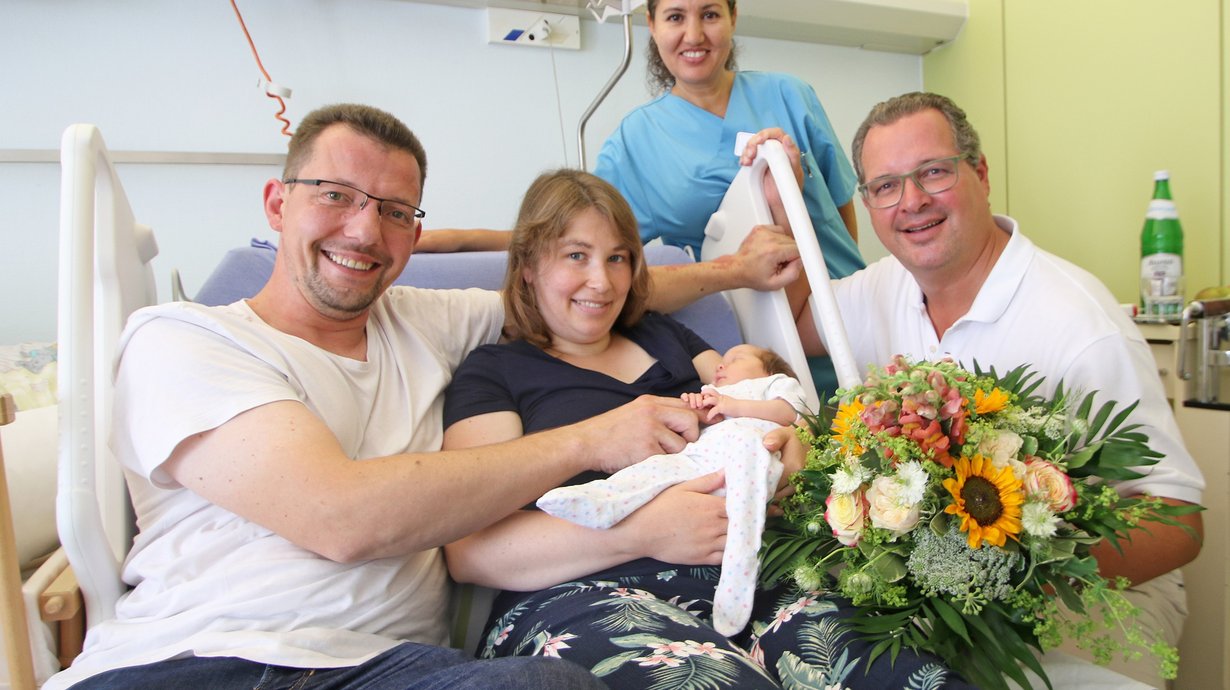 Katharina Steinkamp und Christian Wichmann sind glücklich mit ihrer Tochter Emily. Sie wurde als 1000. Baby in diesem Jahr im Klinikum Osnabrück geboren. Geburtshilfe-Chefarzt Privat-Dozent Dr. Dr. Yves Garnier und Schwester Fatima Baghouz gratulierten den Eltern.