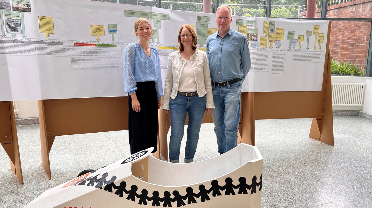 Sophie Altmeppen-Bardelmeier, Kerstin Schlüter und Werner Rohling vom Fachbereich für Kinder, Jugendliche und Familien präsentieren die kleine Ausstellung im Foyer des Stadthauses 1. 