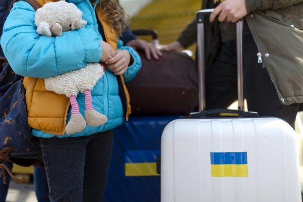 Geflüchtete aus der Ukraine mit Koffer.