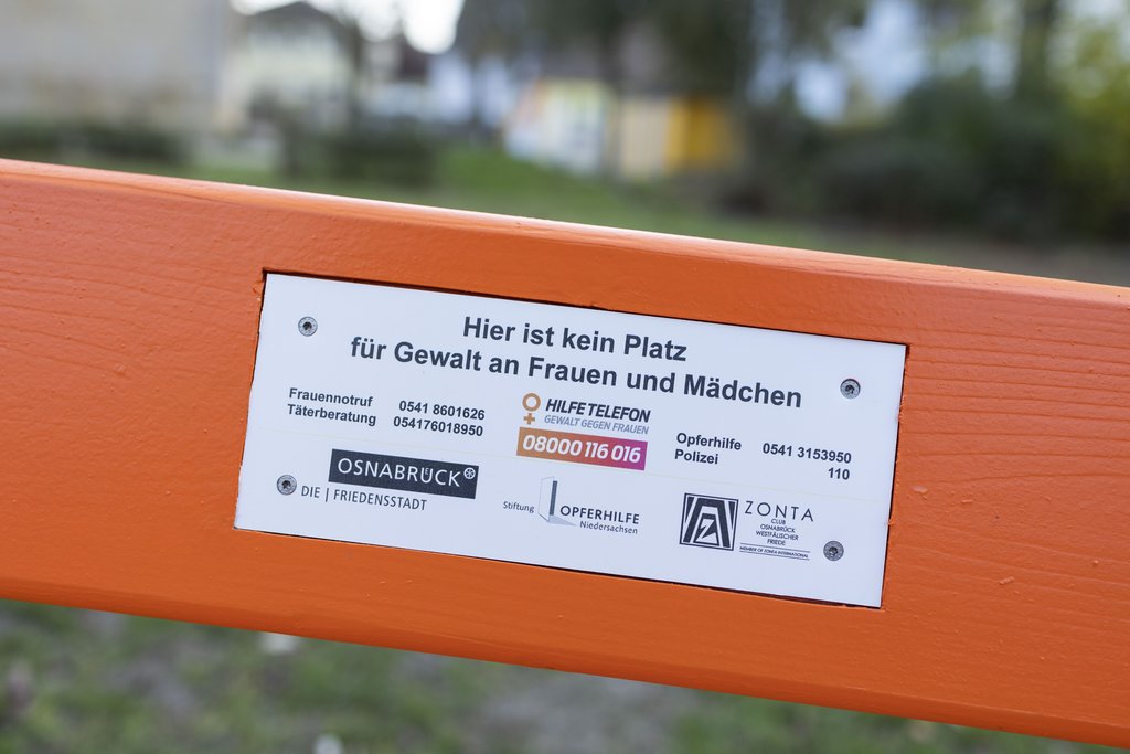 Schild auf der orangen Bank auf dem Spielplatz Teutoburger Schule.